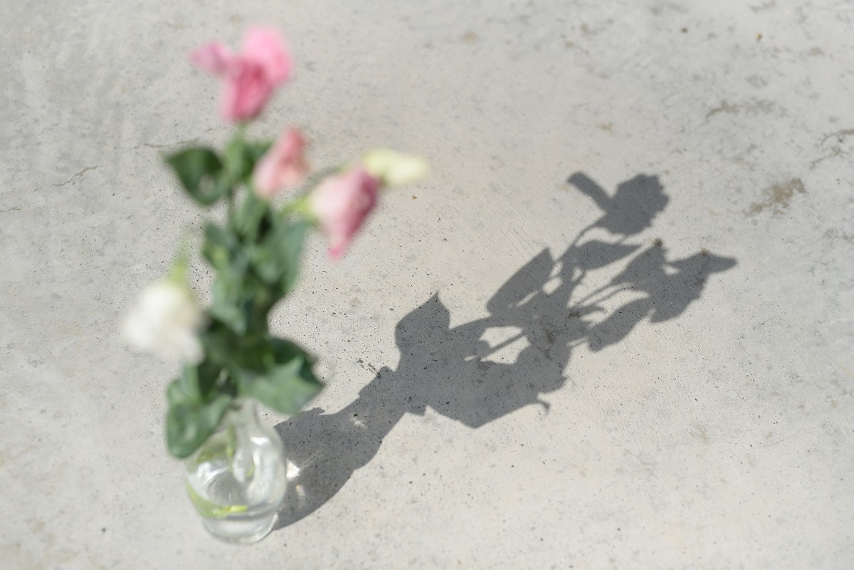 花瓶の花と床に伸びる影